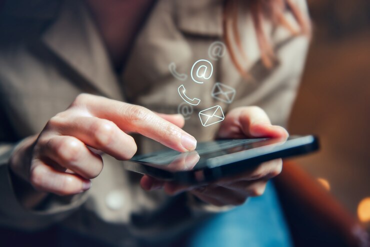 Foto hand van vrouw met mobiele smartphone met contacteer ons