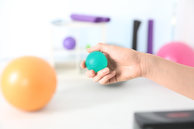 Hand van vrouw met stressbal in kliniek