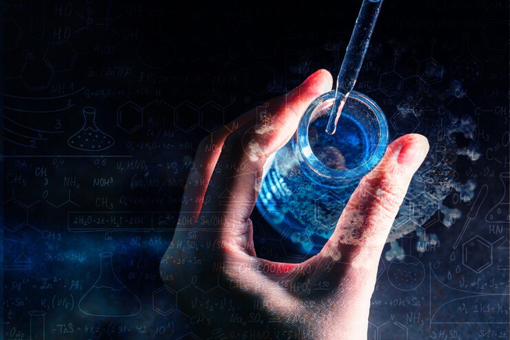 Hand van wetenschapper die kolf vasthoudt met laboratoriumglaswerk en testbuizen op de achtergrond van een chemisch laboratorium