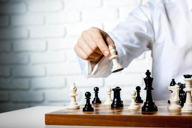 Hand van zakenman die schaak speelt