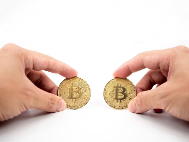 Hand vangst gouden bitcoin wit geïsoleerd