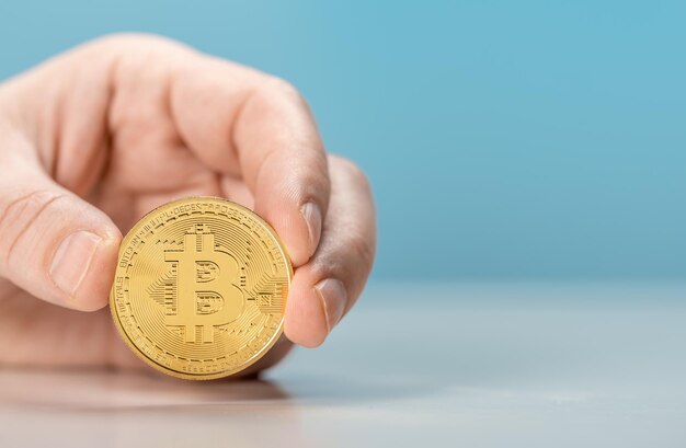 Hand vasthouden Gouden bitcoin Investeringsmarkttrend financiële wereld cryptocurrency en technologie Crypto-valuta bitcoin BTC Bit Coin Blockchain-technologie