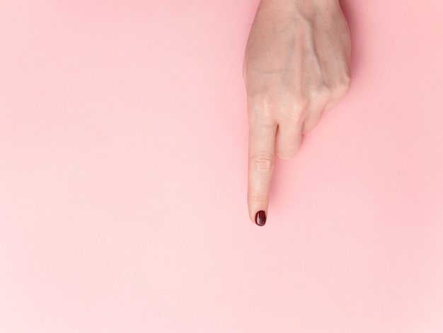 Hand vinger gids wijzen geïsoleerd op roze kleur