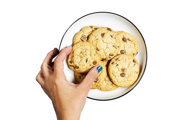 hand vrouw met een zelfgemaakte chocolade chip cookies een bord geïsoleerd op wit