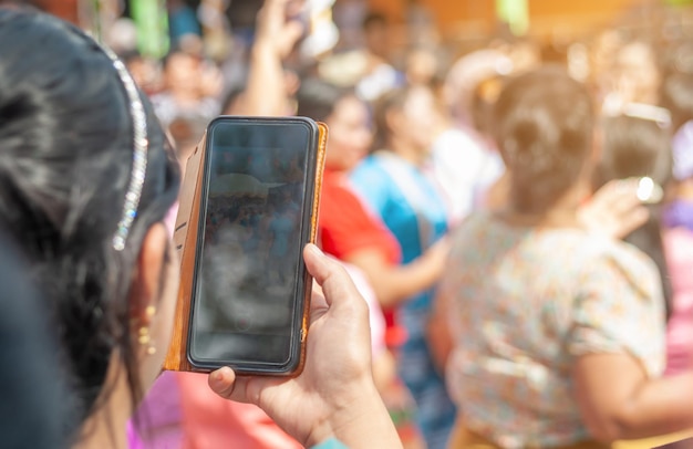 Hand vrouwen met smartphone mobiele schieten Birmese mensen gekleed in nationale kostuums