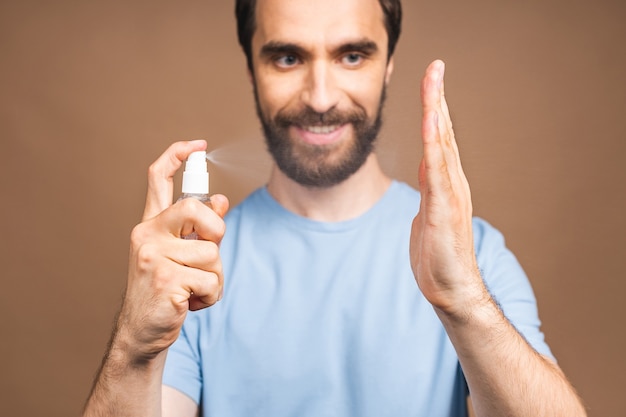 Lavaggio delle mani. mani dell'uomo che utilizzano l'erogatore della pompa del gel igienizzante per le mani per la protezione del coronavirus e dei batteri, concetto di assistenza sanitaria. avvicinamento.