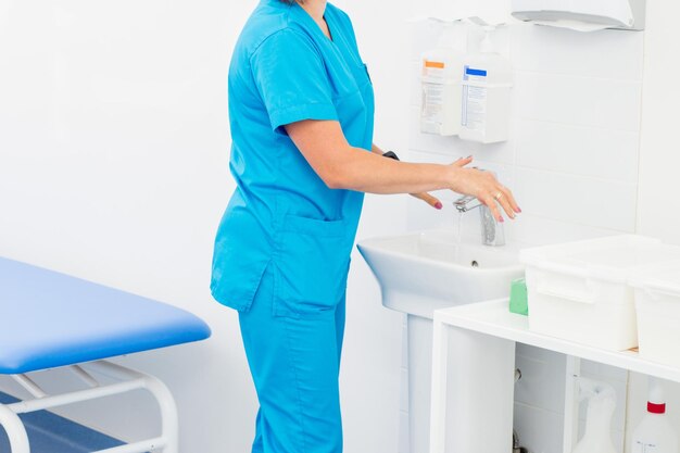 手洗いと消毒剤の消毒 医師は患者を受け入れる準備をしています