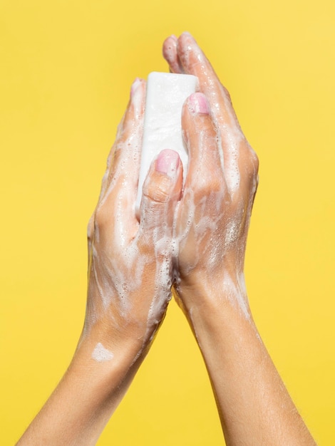 Foto lavaggio a mano con sapone schiumoso