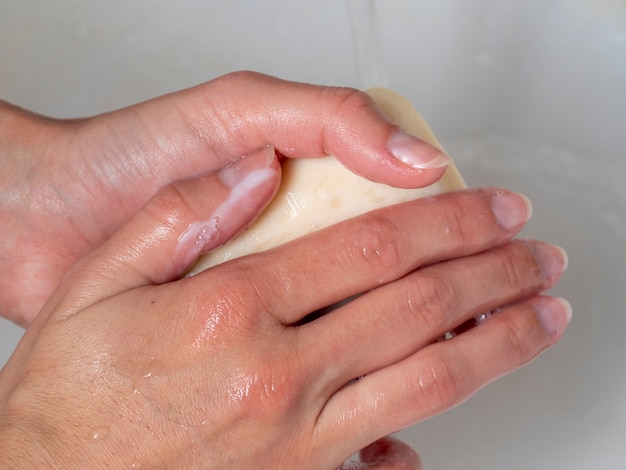 Мытье рук с мылом. Концепция личной гигиены, борьбы с вирусами и микробами
