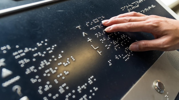Foto hand wat betreft het braille-alfabet