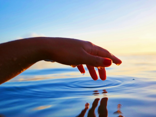 Foto metti la mano nella carta da parati d'acqua