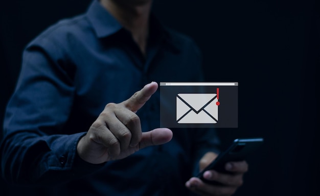Hand wijst naar e-mail icoon Gmail bericht kennisgeving concept netwerk beveiliging mobiele telefoon smartphone