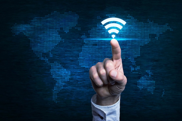 Hand wijzend naar wifi-knop over digitale wereldkaart