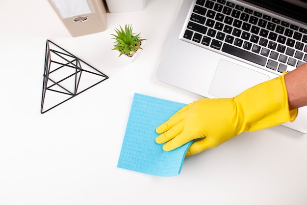 Photo hand wiping office desk