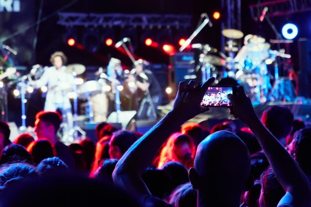 写真 スマートフォンで手に録音ライブ音楽祭ライブコンサートハッピーユース