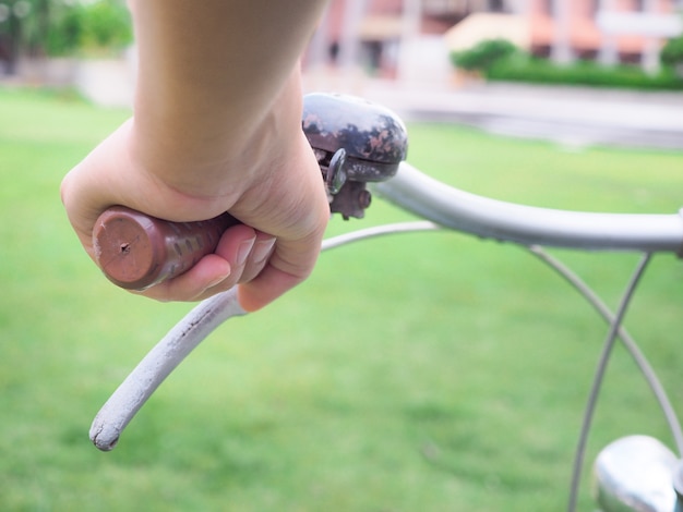 写真 手に自転車ハンドル