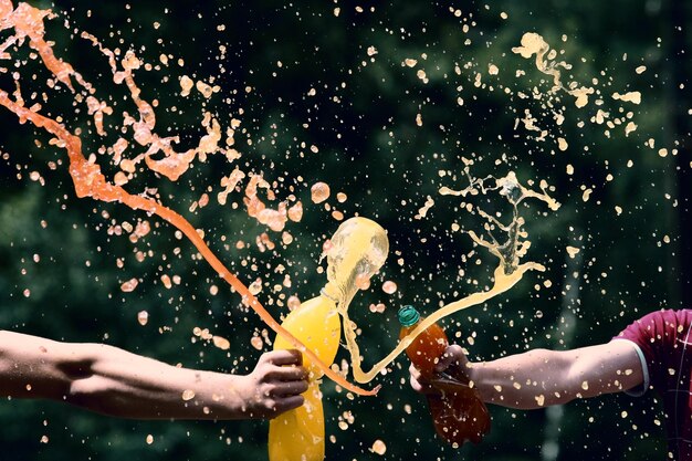 Foto la mano con l'acqua potabile versa l'acqua le condizioni della crisi idrica e ambientale