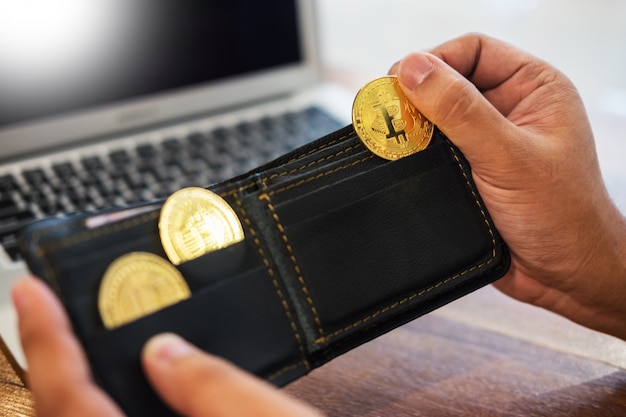 Фото Рука с золотым металлом биткойн криптовалюты