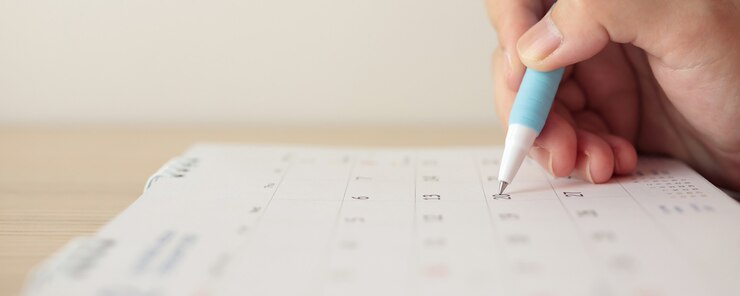 Photo カレンダーの日付にペンで書く手