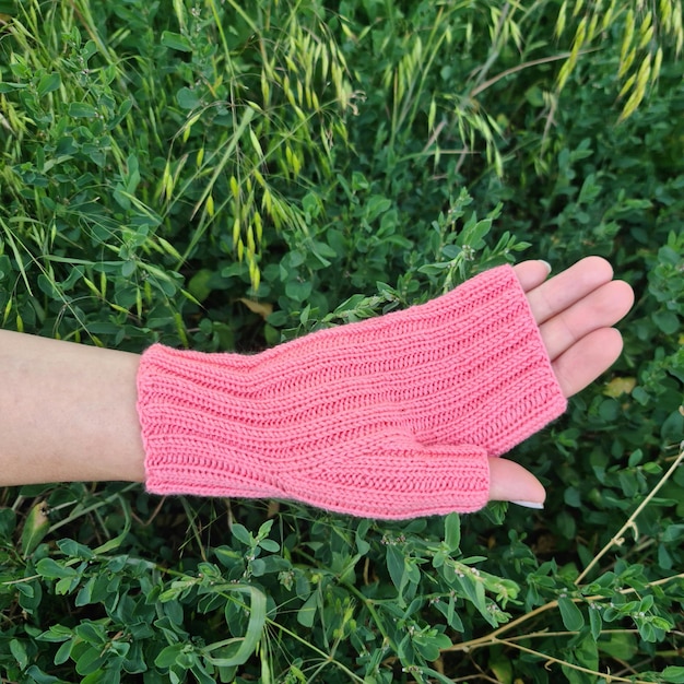 Photo a hand with a pink glove