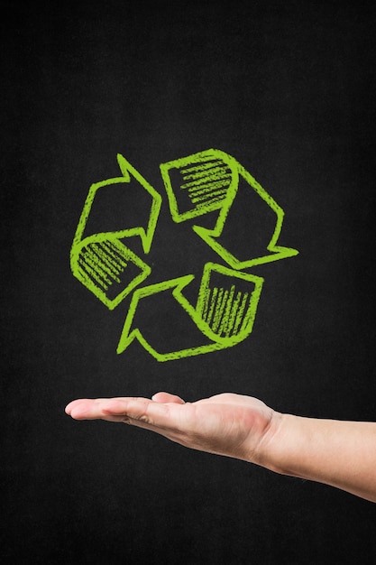 Foto mano con un simbolo di riciclaggio disegnato su una lavagna