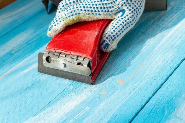 Hand with a smoothening machine for wood