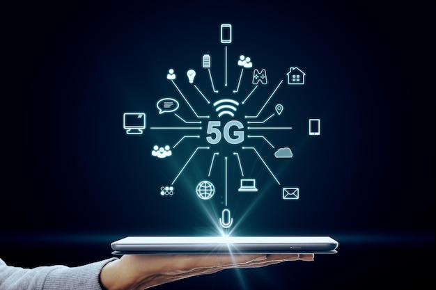 태블릿 및 5G 인터페이스가 있는 손