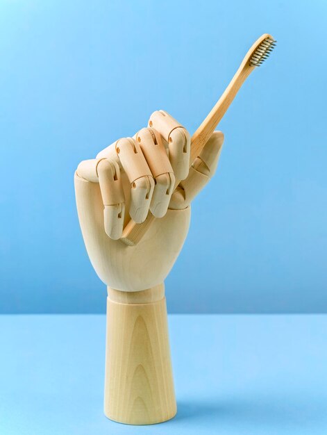 Foto mano con spazzolino da denti di legno