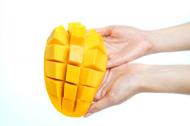 Foto mano con mango giallo