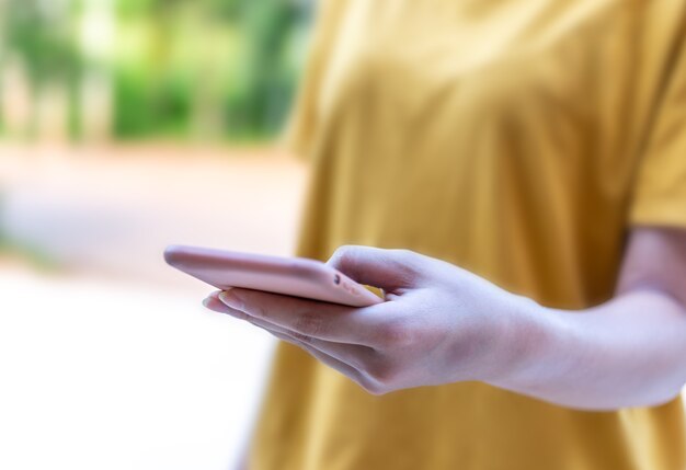 Рука женщины с смартфоном черный экран размытый фон