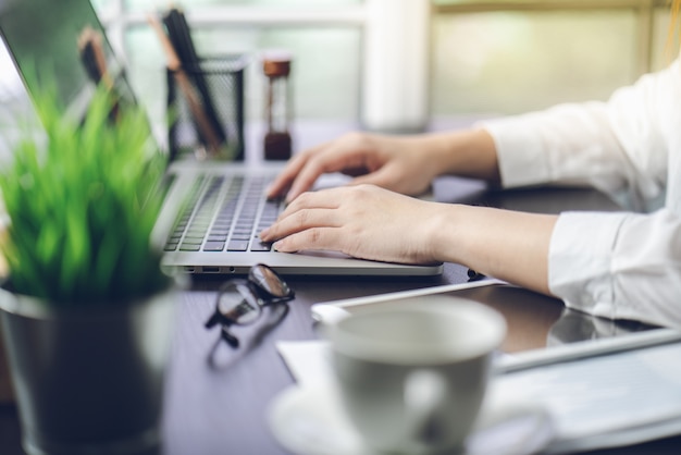 Foto documenti di lavoro a mano sui piani di marketing e le vendite dell'azienda