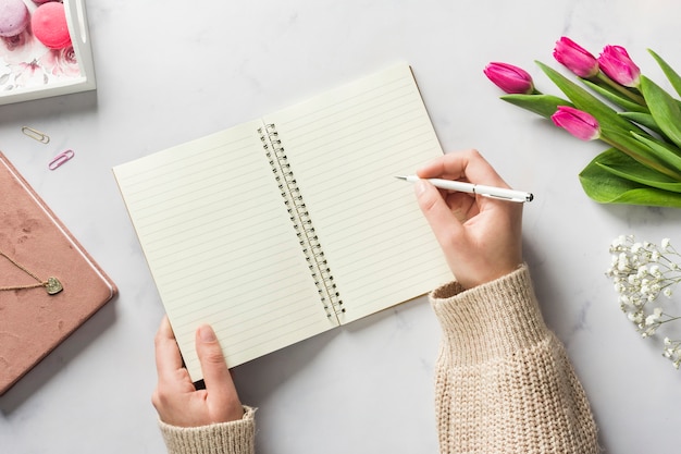 Foto scrittura a mano in quaderno bianco