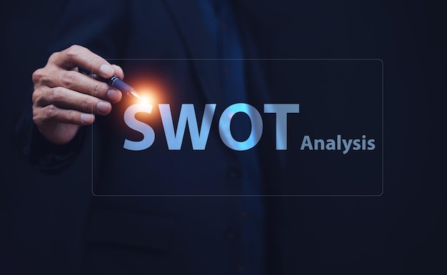 SWOT分析の概念のための視覚的な画面への手書き強み弱み脅威と機会