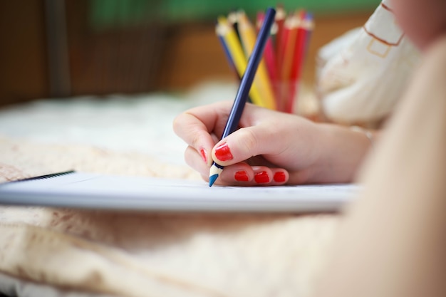 Photo hand of young woman drawing art picture by colorful crayons