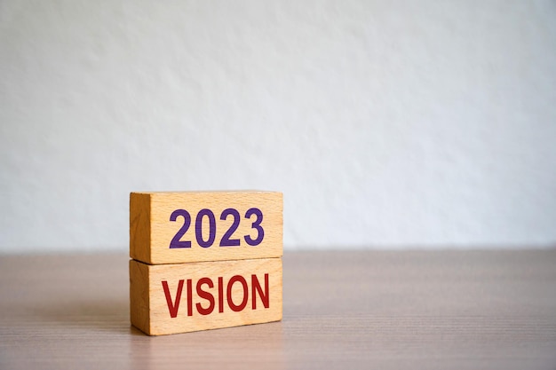 Hand zet blokken met de woorden 2023 visieconcept voor zakelijke ideeën en doelen Strategieontwikkeling Planning en actieplan Prestatiemotivatie en bedrijfsbeheer