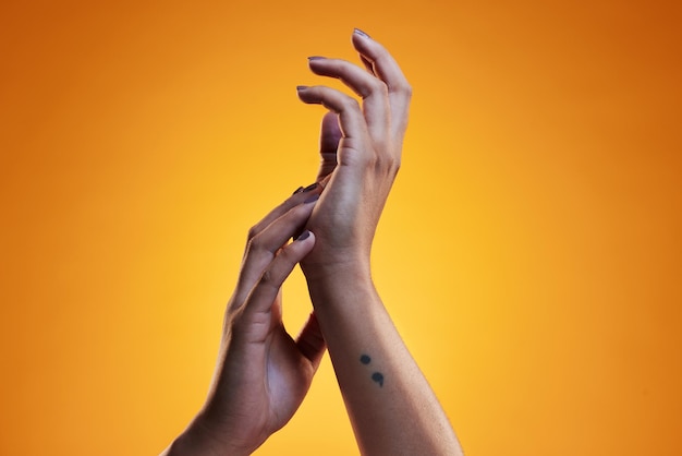 Handaanraking en huidverzorging van een vrouw in de studio met dermatologische cosmetica en een manicure