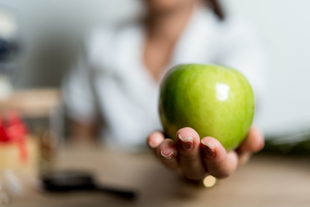 Foto handafbeeldingen en groene appels creatieve ideeën met kopie ruimte