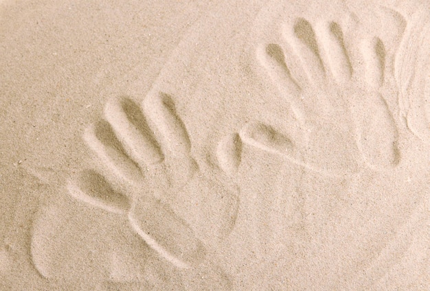 Handafdrukken in zand als mooie zomerse achtergrond