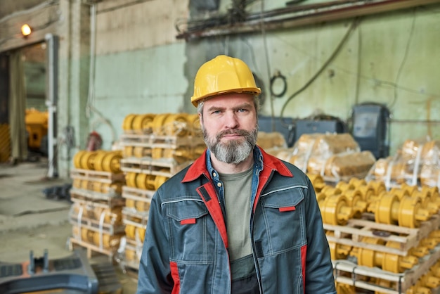 Foto handarbeider in uniform werken in magazijn