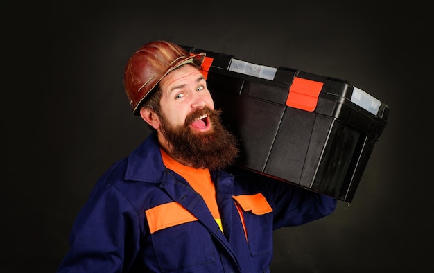 Handarbeider met gereedschapskistbouwer in uniform met doos voor instrumenten gereedschap voor reparateur