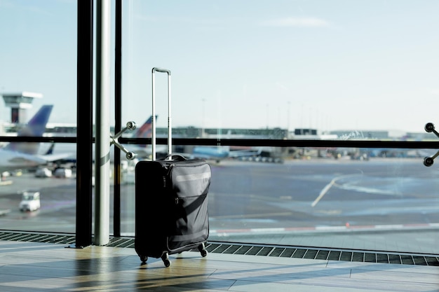 Foto handbagage koffer op luchthaven