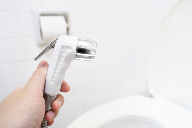 Handbediend bidet. Commercieel ruimteachtergrondconcept voor