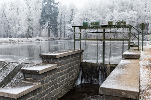 Handbediende wielbediening en sluisdeur op vijver