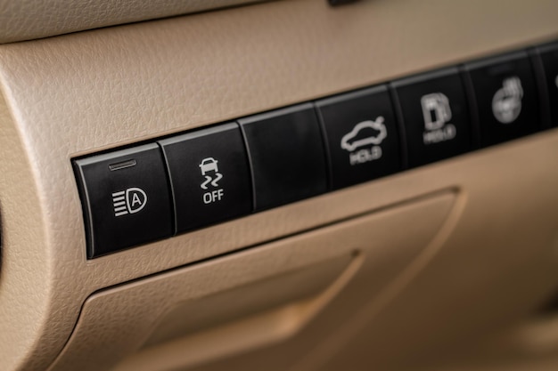Handbediening ESP (elektronisch stabiliteitsprogramma) controle close-up bekijken. Interieur detail van een moderne auto. ESP-knop.
