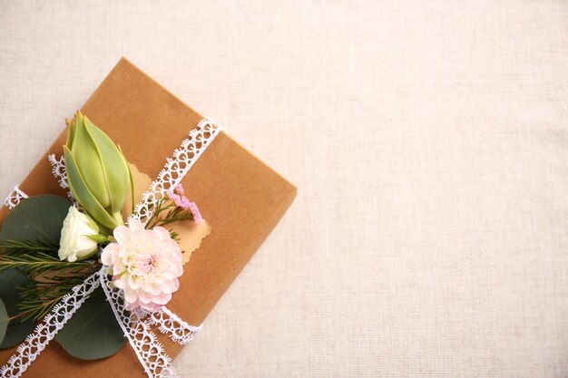 테이블에 꽃과 손으로 만든 선물 상자