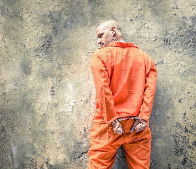 Заключенный в наручниках ждет смертной казни