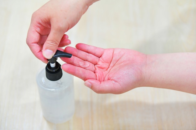 Handdesinfecterend alcoholgel wrijf schone handen hygiënepreventie