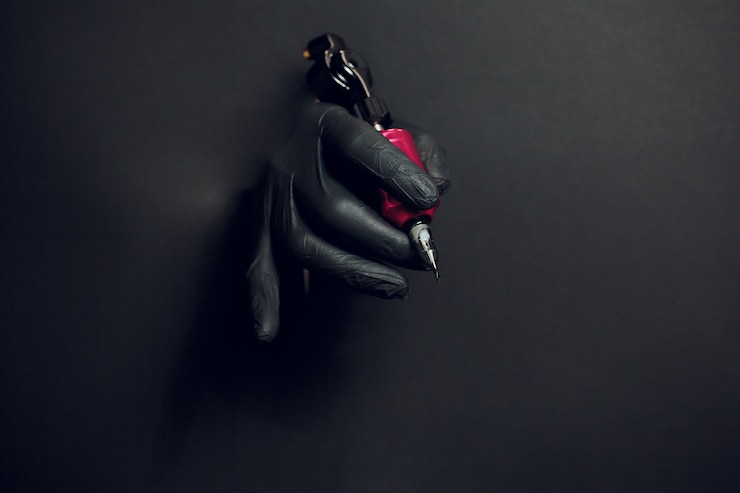 Foto handdetail met roterende tattoo machine
