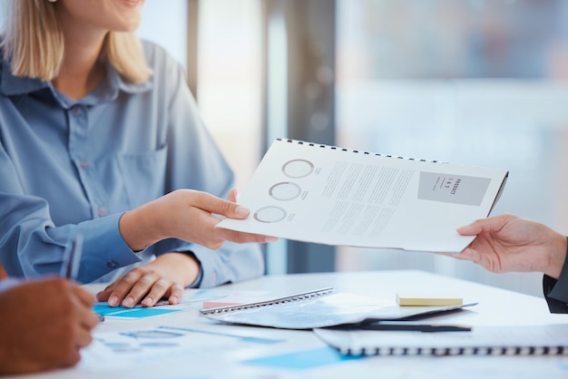 Handdocument en ontmoeting met marketingteam aan een tafel die rapportvoorstel of papierwerk leest Teamwerksamenwerking en ondersteuning in een financiële workshop met zakenmensen bij een startend bedrijf