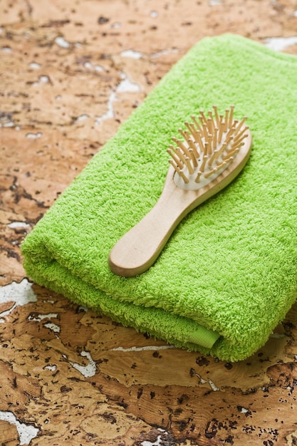 Handdoek en haarborstel op kurkhout